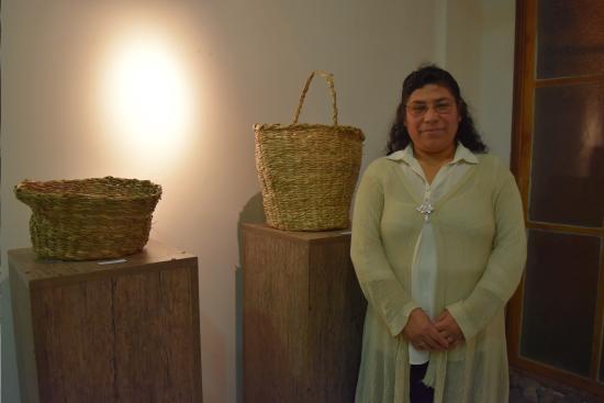 Tomasa Tabilo, en una de las tantas exposiciones sobre cestería que desarrolló a lo largo de su trayectoria