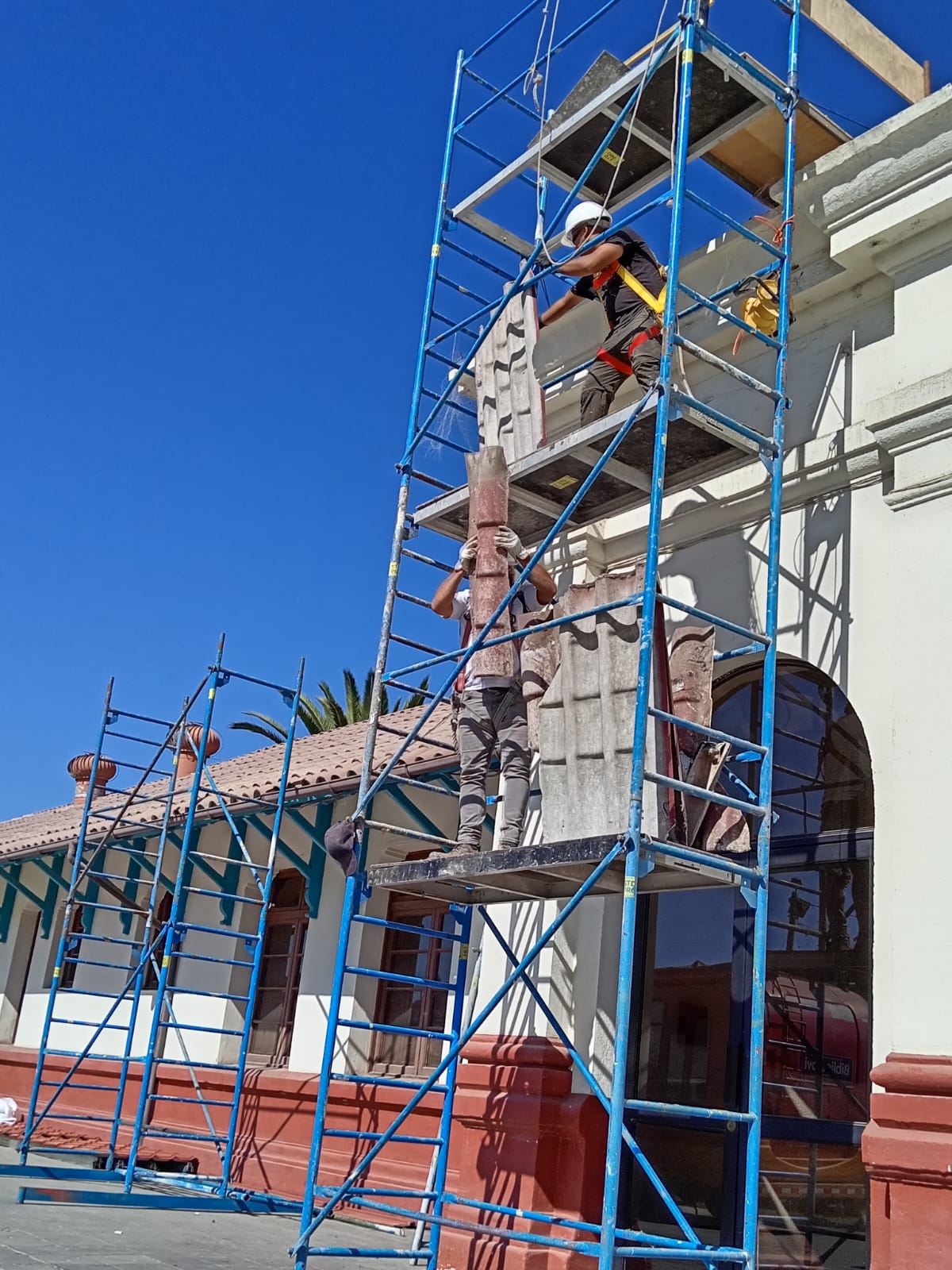 Las obras ya comenzaron con el recambio de tejas rotas