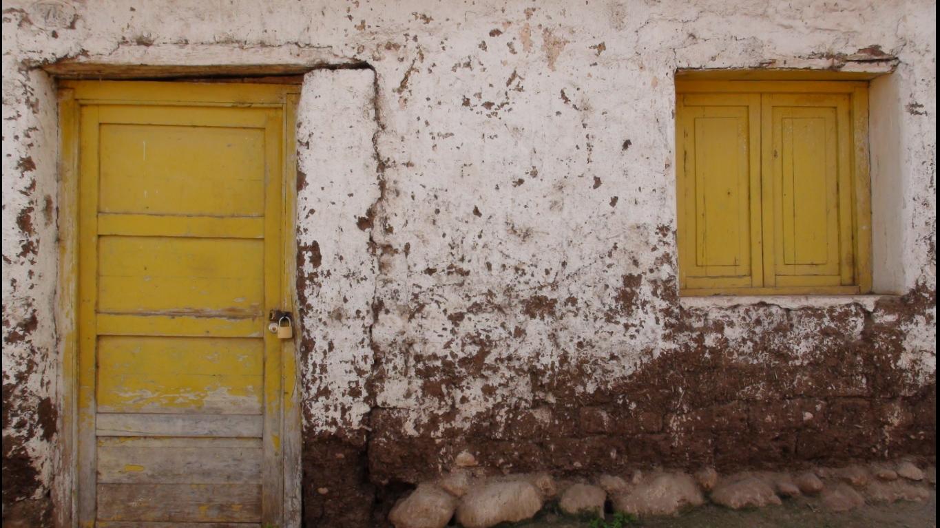 La nobleza del adobe es rescatada por ambas arquitectas