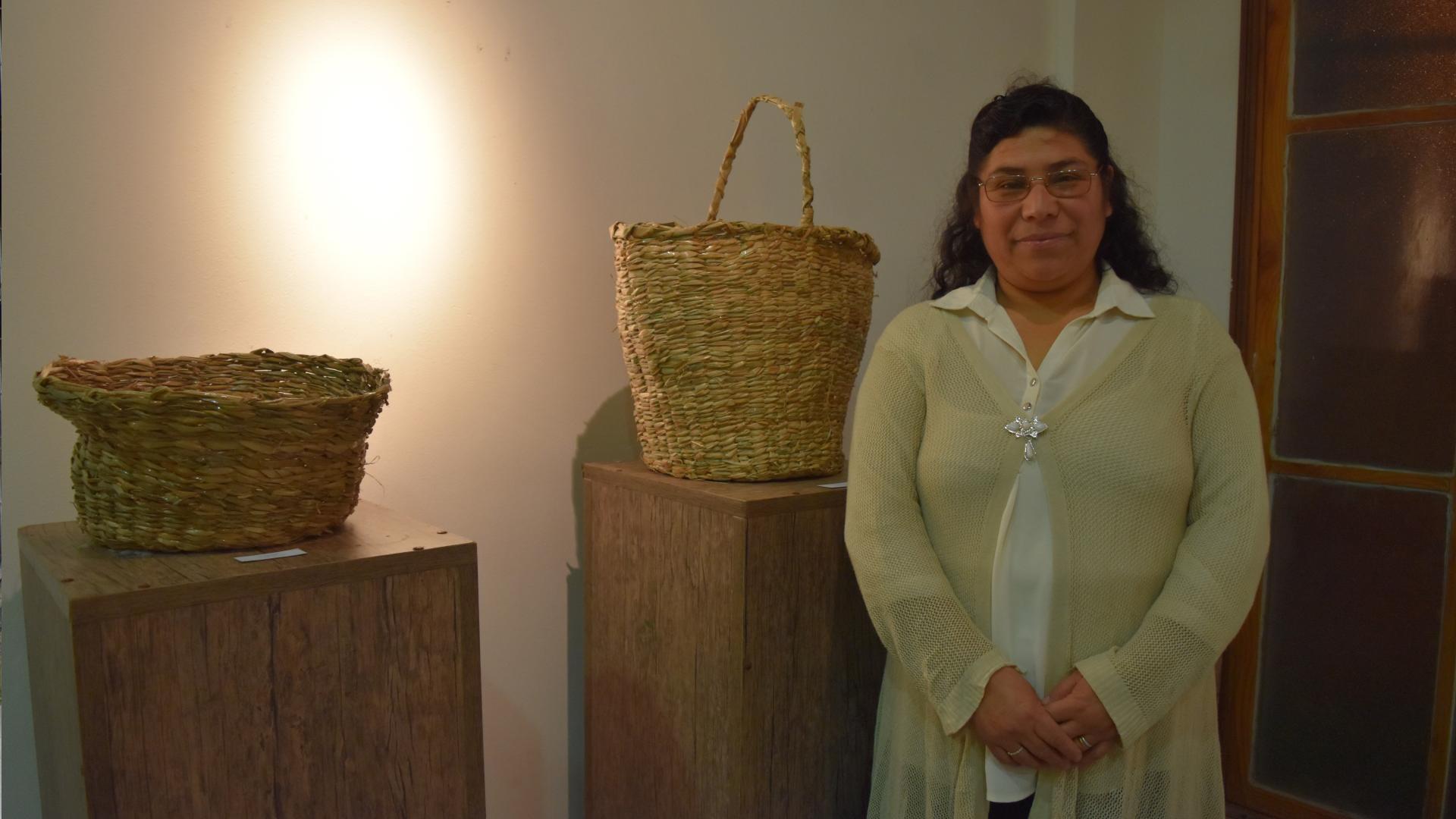 Tomasa Tabilo, en una de las tantas exposiciones sobre cestería que desarrolló a lo largo de su trayectoria