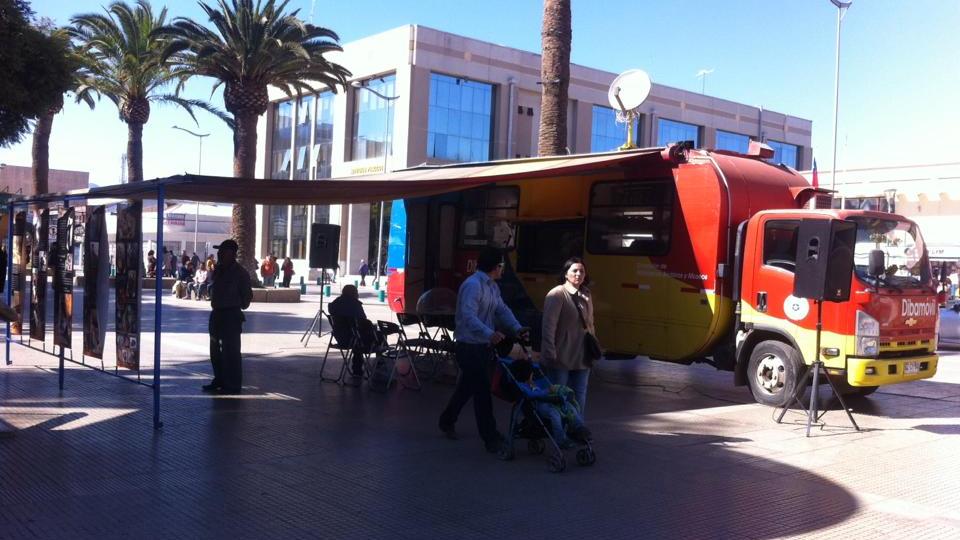 El móvil con una exposición en plaza de armas de Ovalle