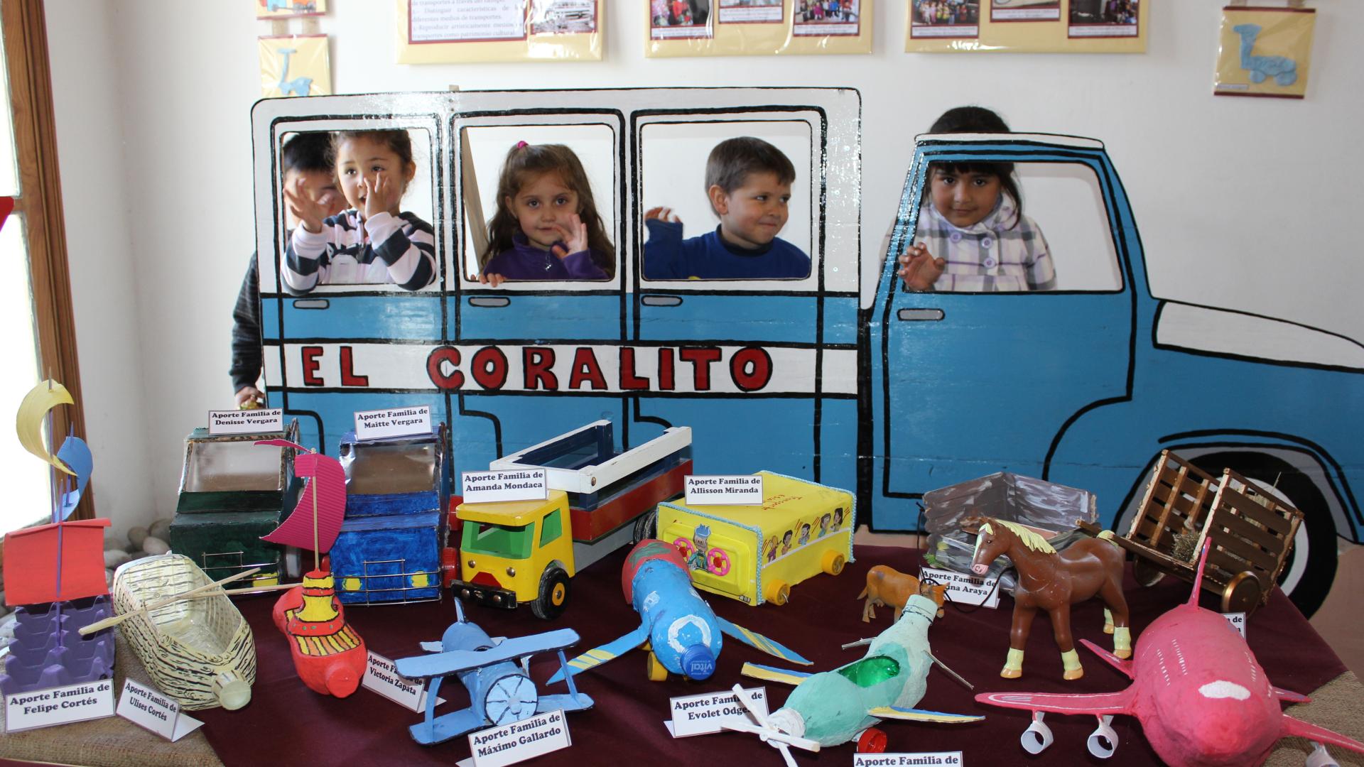 Niños junto a una de las creaciones de su jardín y que recuerda un viejo medio de transporte rural de la zona