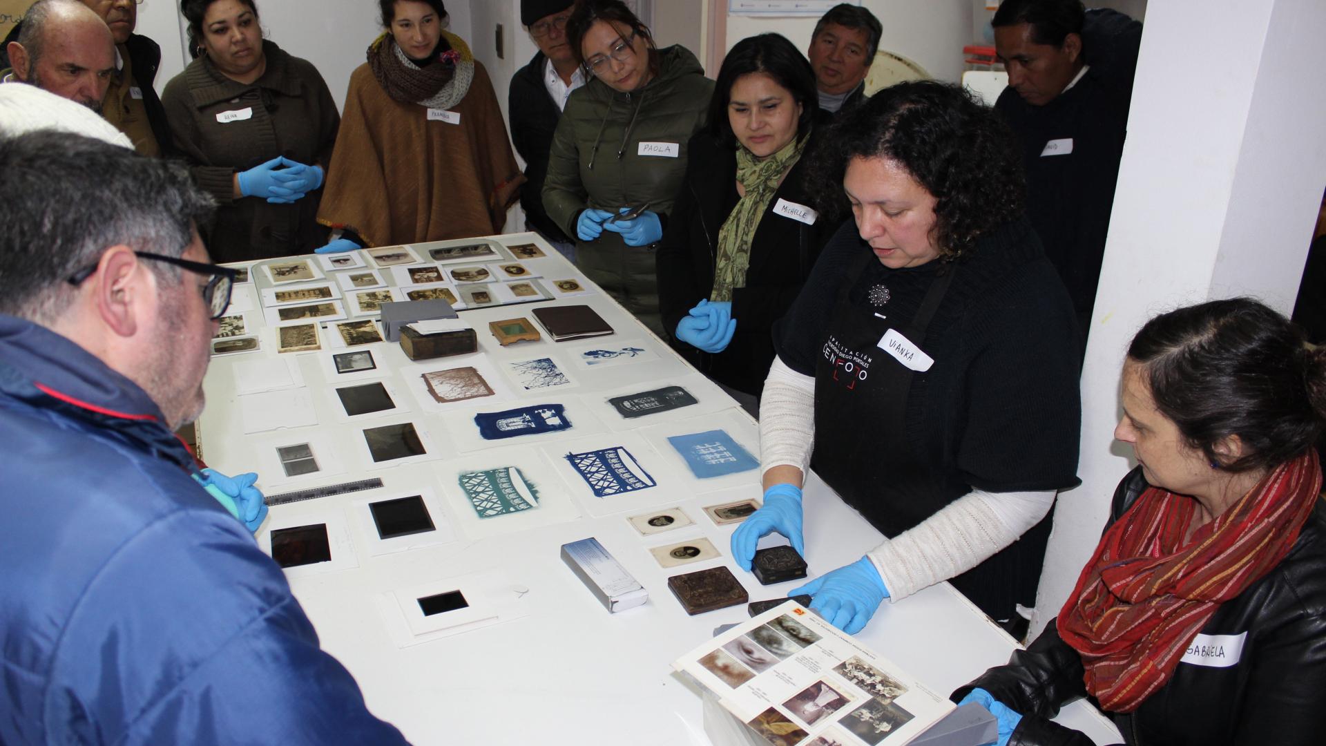 Los alumnos revisando algunas imagenes en formatos antiguos