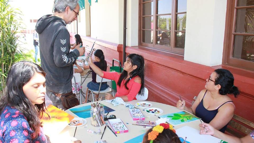 El artista Marcelo Sauvageot en el taller que dictó en el museo