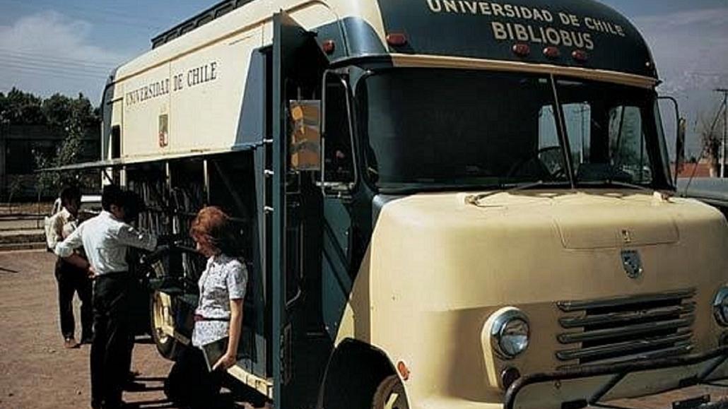 En la fotografía el primer bibliobús que funcionó en nuestro país (1968, Universidad de Chile)