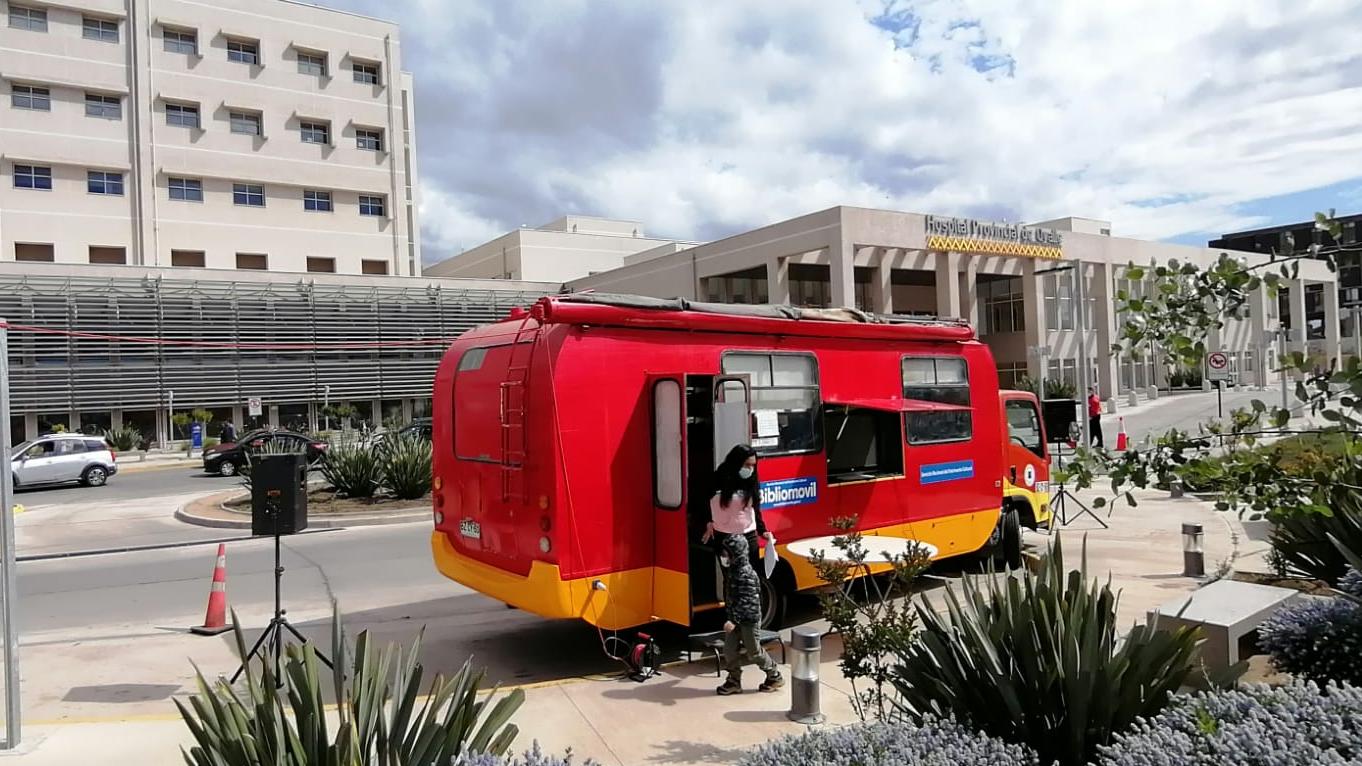 El Bibliomóvil del Limarí en su parada del Hospital Provincial en Ovalle