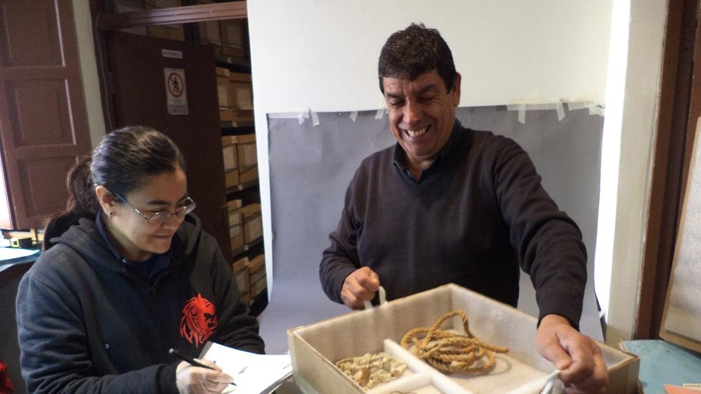 Guillermo Villar, junto a una arqueóloga revisando la colección del museo