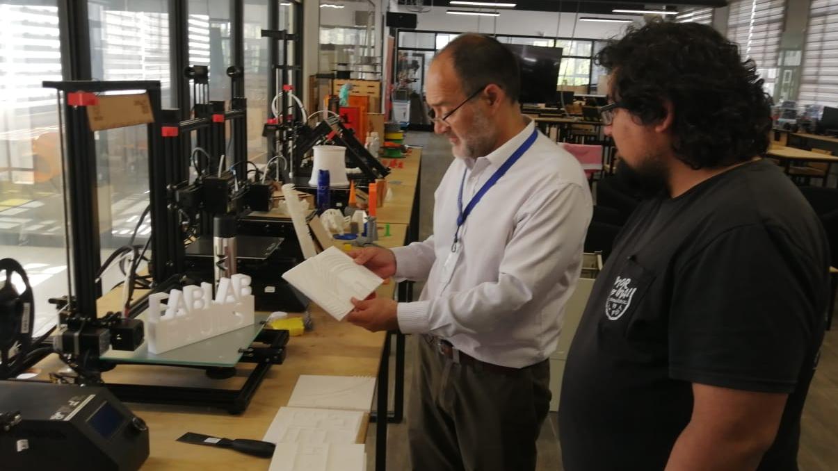 El director del museo (al centro) junto a un profesional de la Universidad de La Serena