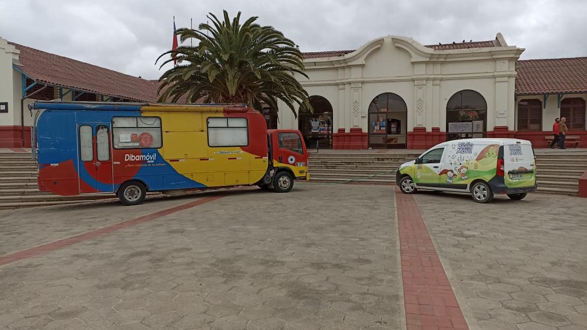 Imagen archivo 2020. El Bibliomóvil del Limarí junto al Bibliomóvil de la comuna de Río Hurtado