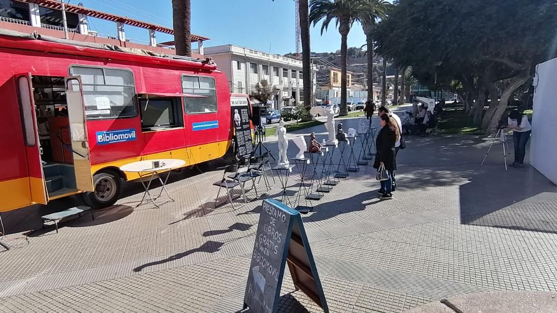 El bibliomóvil en una de sus paradas en la plaza de Ovalle en 2023