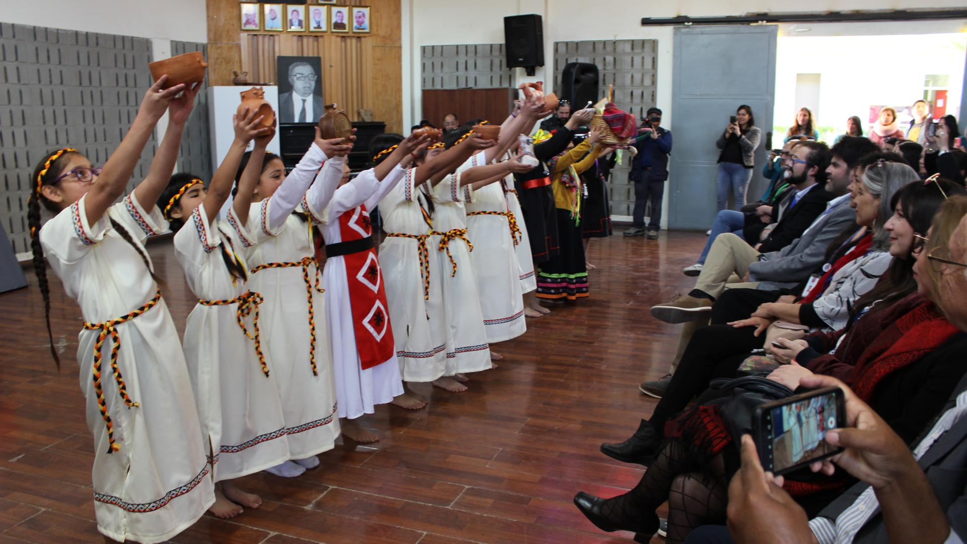 Estudiantes en ceremonia de lanzamiento de Noche de museos 2024