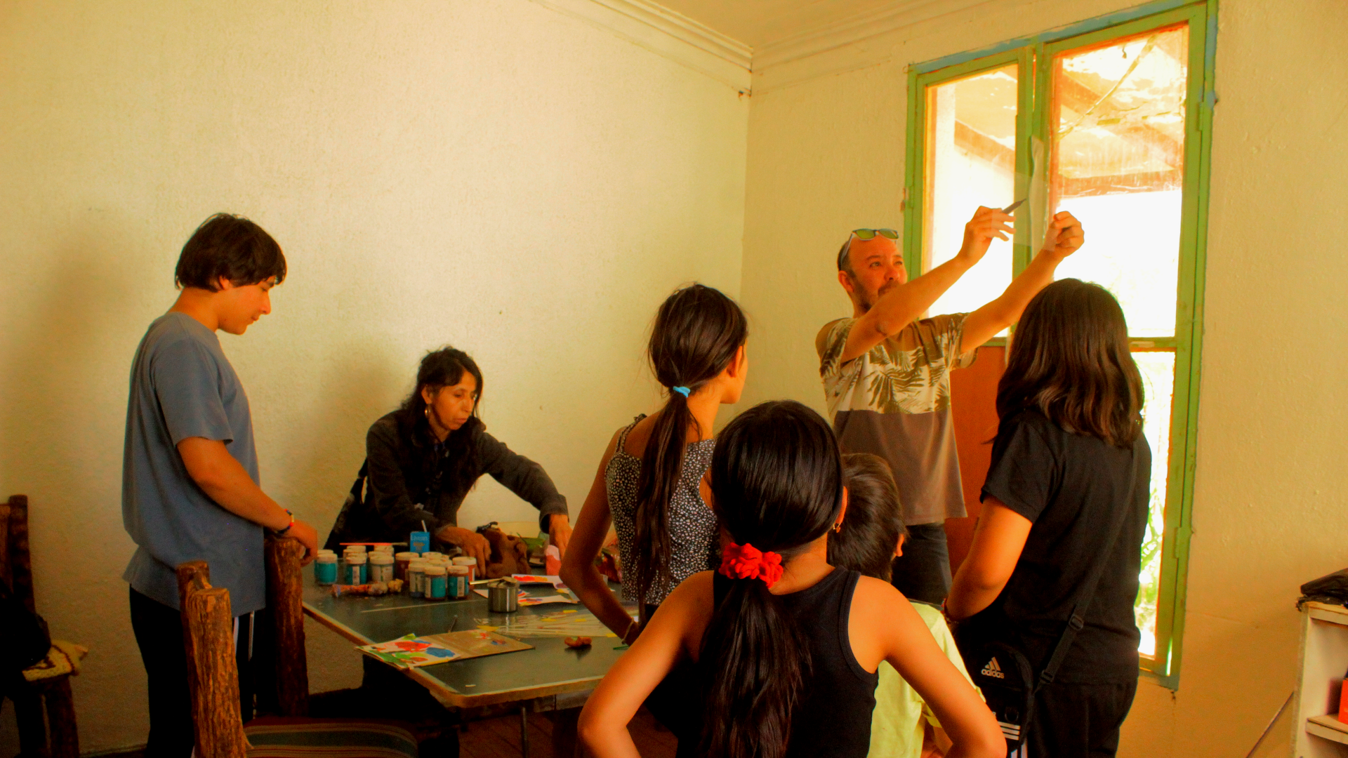 El taller buscaba incentivar a niños y adultos de zonas rurales en la creación artística
