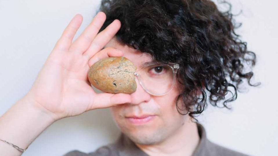 Sebastián Riffo Valdebenito fotografiado para Artangel, 2025. Foto: © Camilla Greenwell.