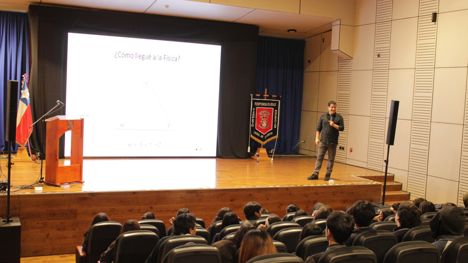 El doctor en Física motivó a los estudiantes a la investigación