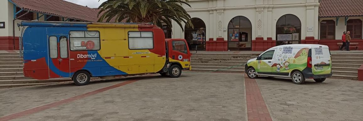 Imagen archivo 2020. El Bibliomóvil del Limarí junto al Bibliomóvil de la comuna de Río Hurtado