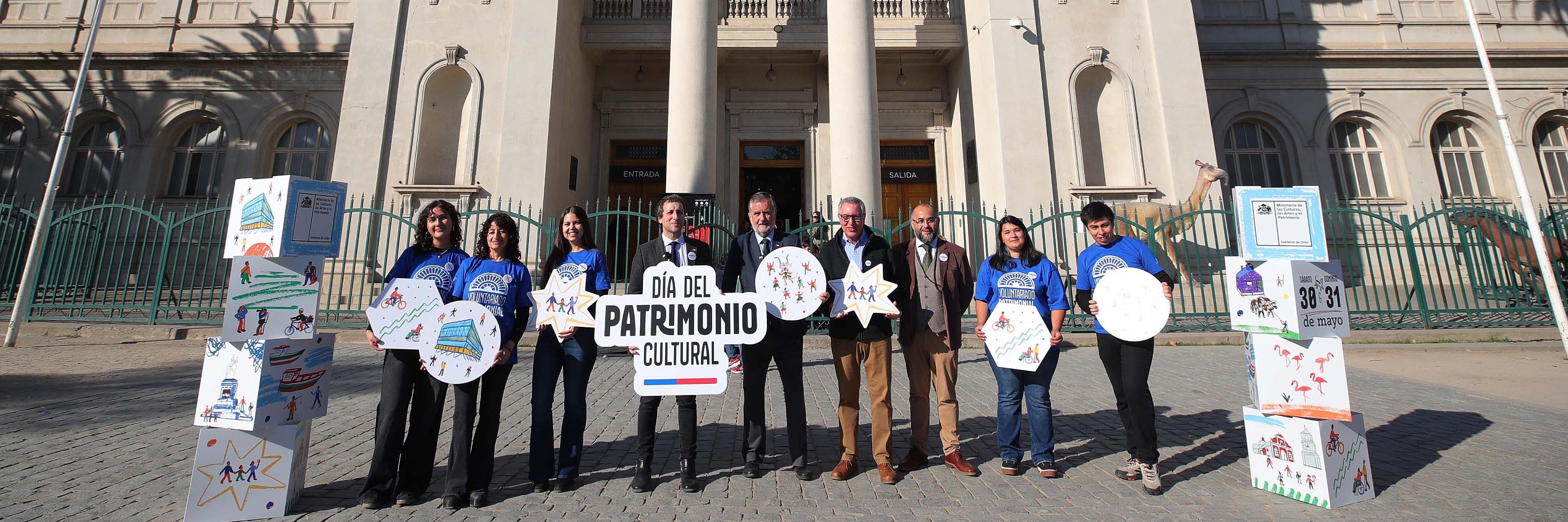 Lanzamiento del Día del Patrimonio 2026 con autoridades y representantes de volntarios y voluntarias en el frontis del Museo Nacional de Historia Natural (MNHN).