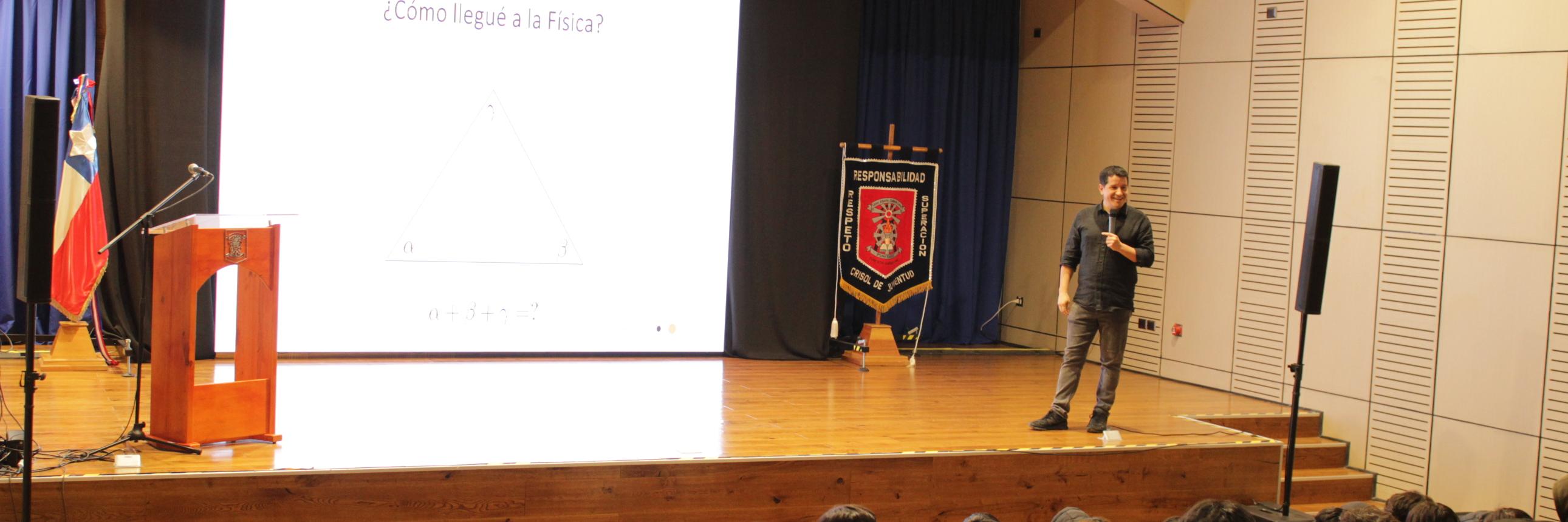 El doctor en Física motivó a los estudiantes a la investigación