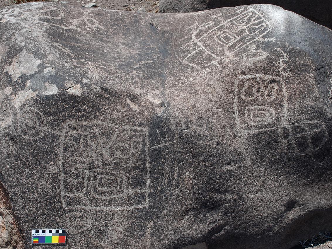 Petroglifos de cabezas esquemáticas