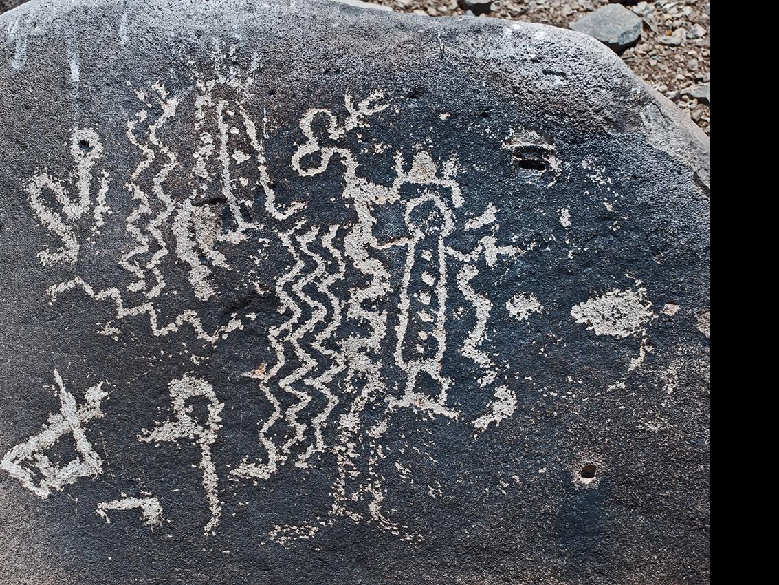 Petroglifo de figura antropomorfa con cuerpo decorado