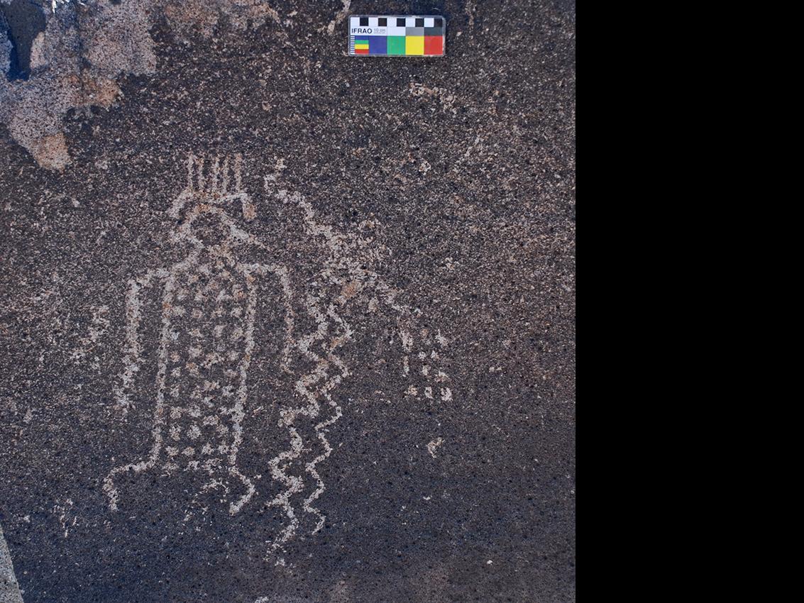 Petroglifo de figura antropomorfa con tocado y cuerpo decorado