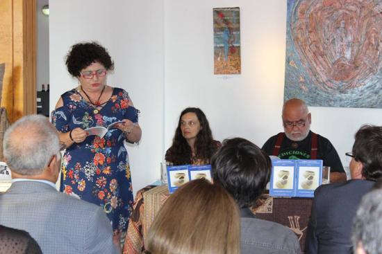 La escritora, Carmen Obreque, lee los poemas del libro a los asistentes.