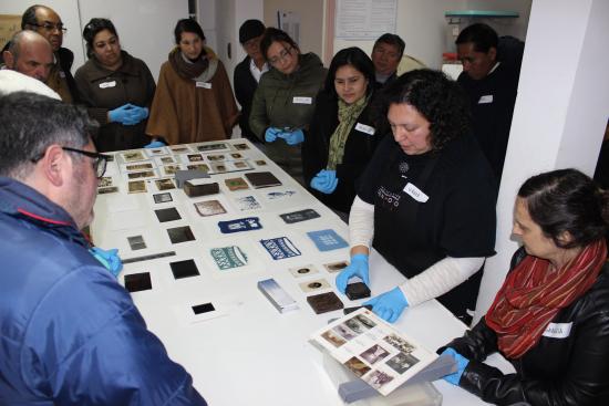 Los alumnos revisando algunas imagenes en formatos antiguos