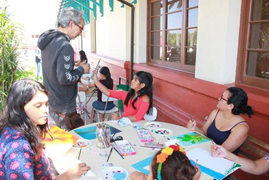 El artista Marcelo Sauvageot en el taller que dictó en el museo