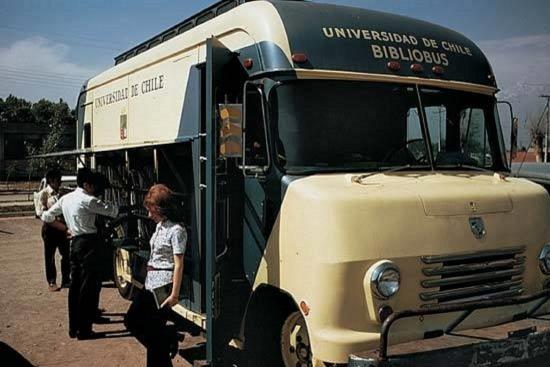 En la fotografía el primer bibliobús que funcionó en nuestro país (1968, Universidad de Chile)