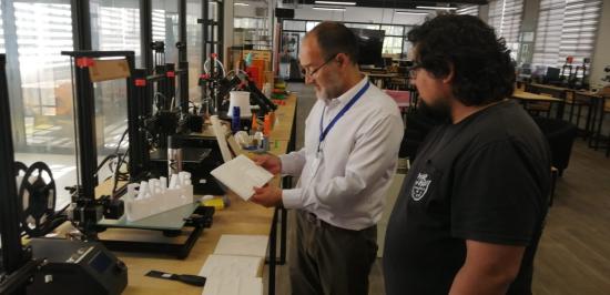 El director del museo (al centro) junto a un profesional de la Universidad de La Serena