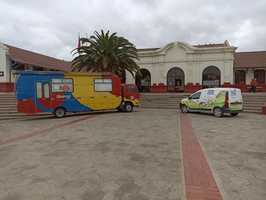 Imagen archivo 2020. El Bibliomóvil del Limarí junto al Bibliomóvil de la comuna de Río Hurtado