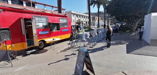 El bibliomóvil en una de sus paradas en la plaza de Ovalle en 2023