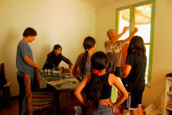 El taller buscaba incentivar a niños y adultos de zonas rurales en la creación  artística