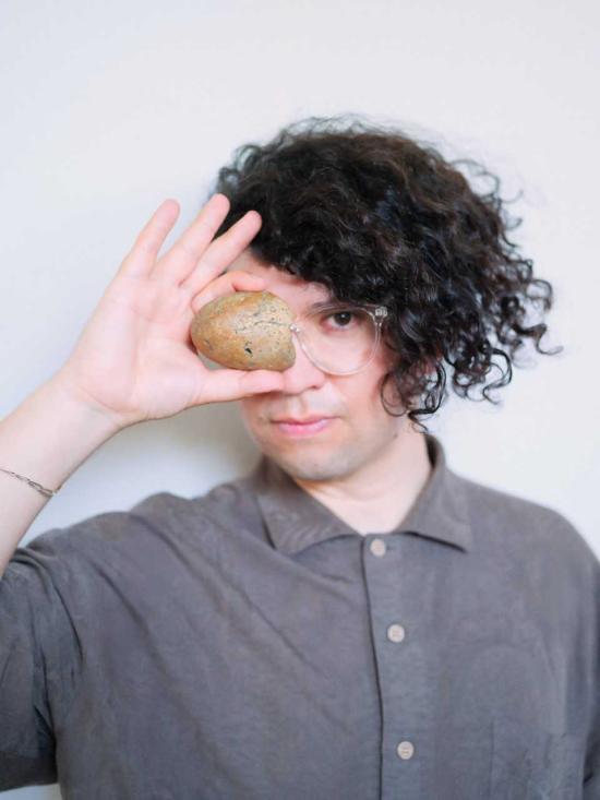 Sebastián Riffo Valdebenito fotografiado para Artangel, 2025. Foto: © Camilla Greenwell.