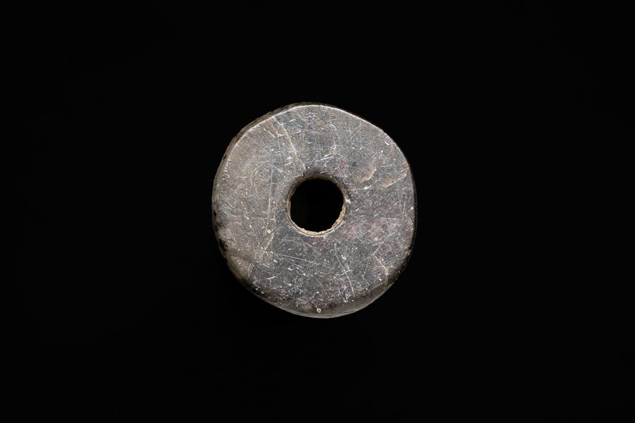 Cuenta discoidal gris