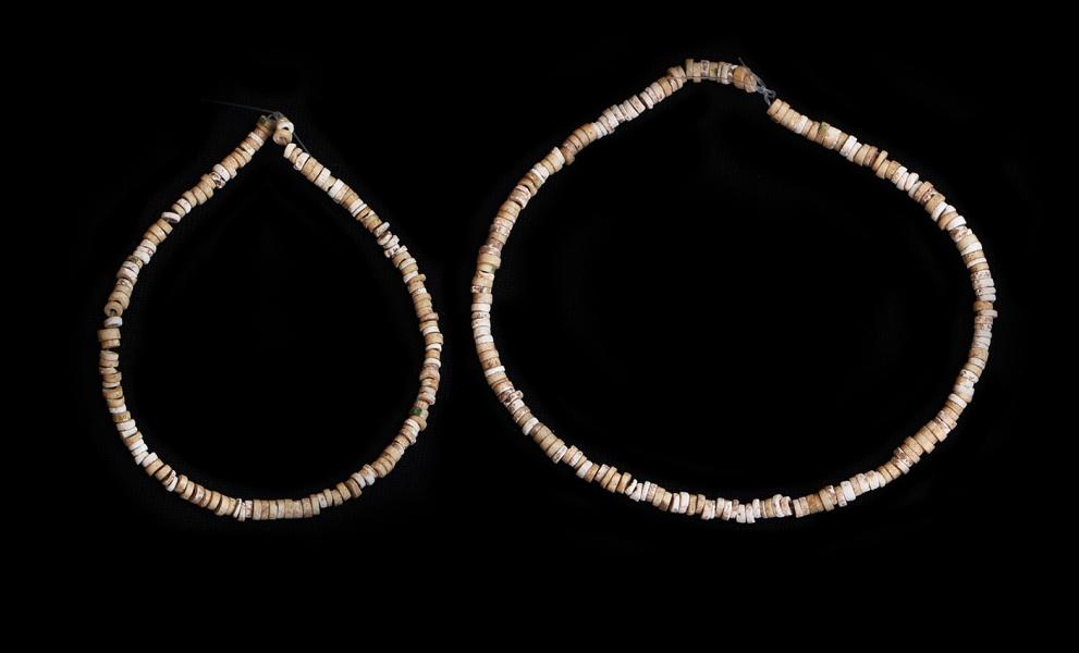 Diminutas cuentas discoidales blancas