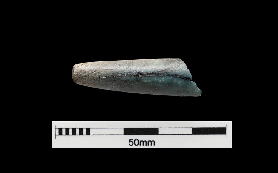 Sección distal de un tembetá tipo cilíndrico aguzado recto