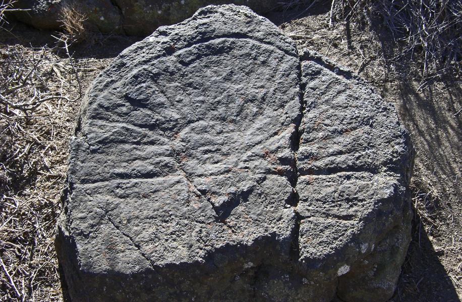Petroglifo de cabeza con tocado