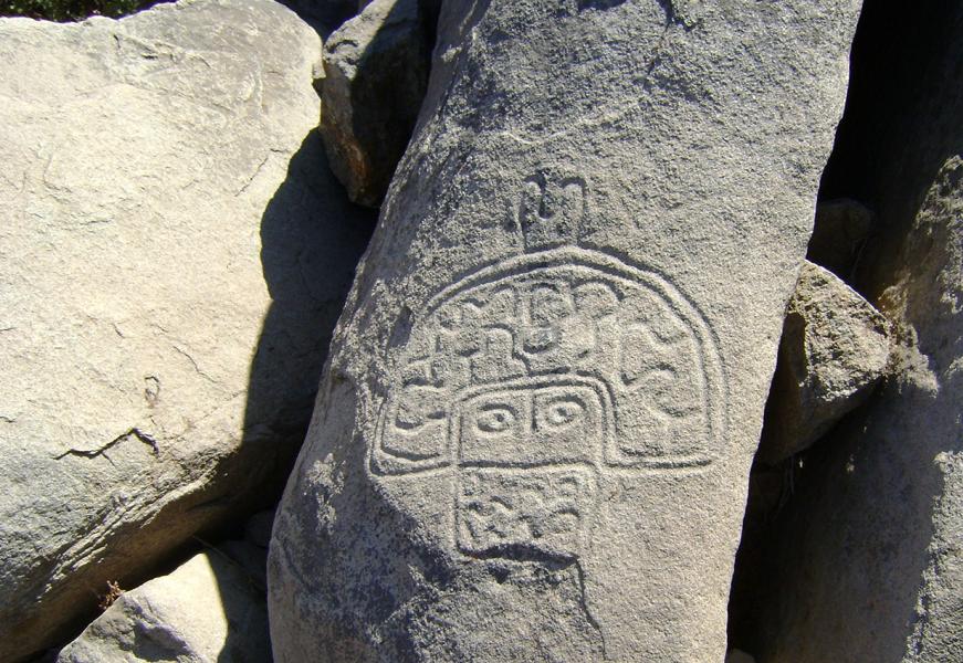 Petroglifo de cabeza tiara