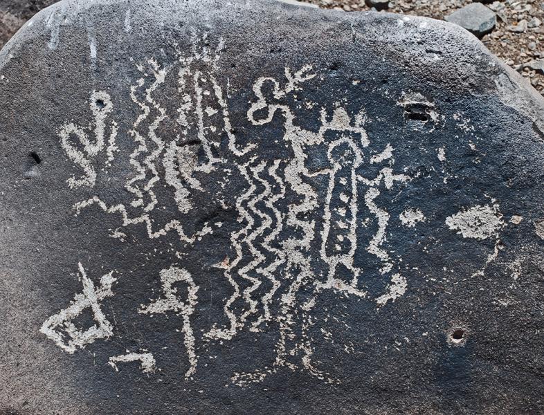 Petroglifo de figura antropomorfa con cuerpo decorado