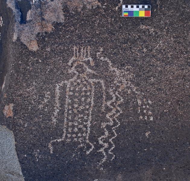 Petroglifo de figura antropomorfa con tocado y cuerpo decorado